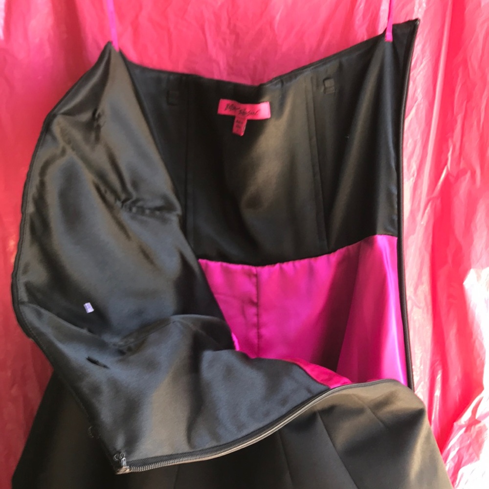 Strapless Stunner! - Picture 6 of 6